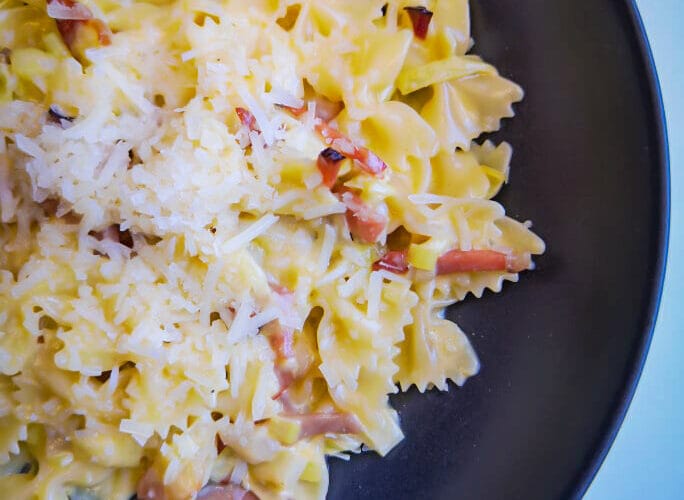 Farfalle Artisan De Cecco with speck, leeks and saffron