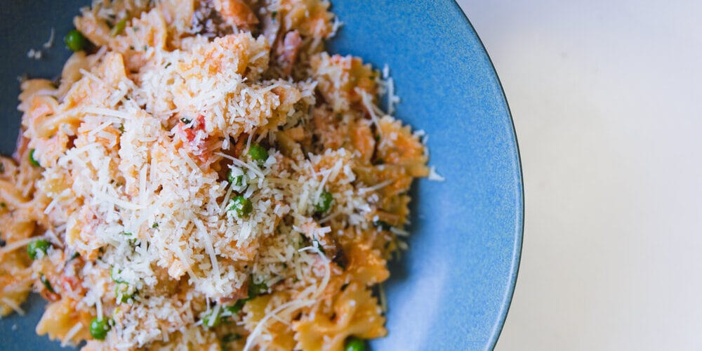 De Cecco Farfalle with prosciutto cotto, peas and button mushrooms