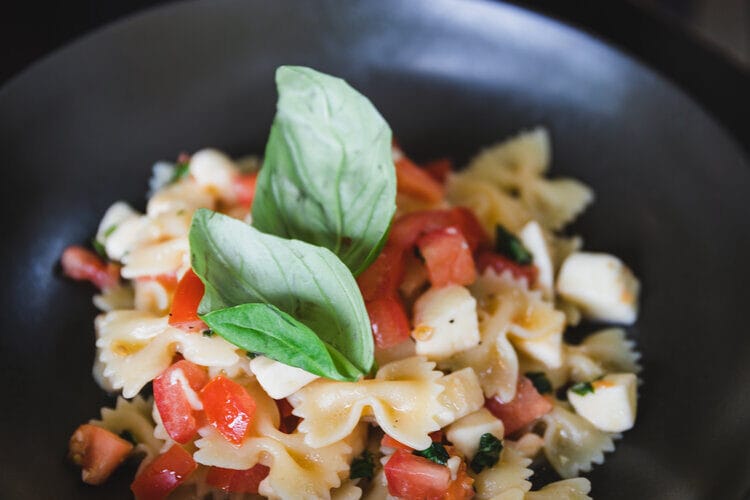 Farfalle De Cecco Fresco Caprese with fresh tomato, cow mozzarella and basil