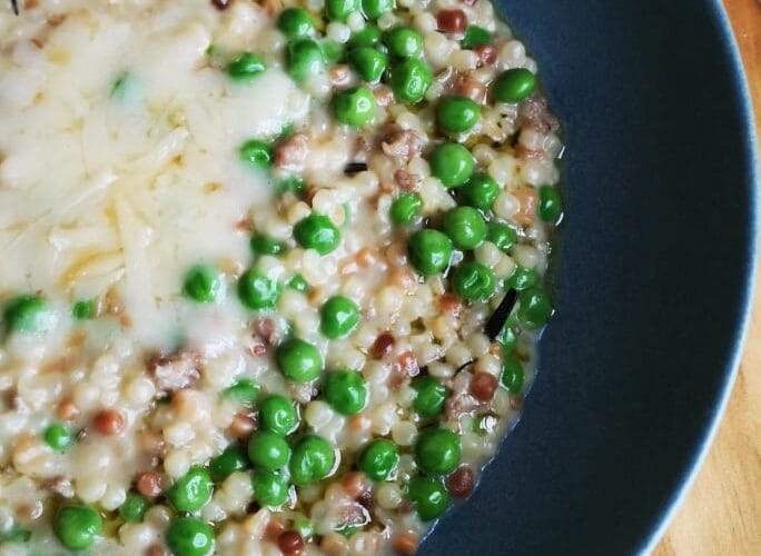 Fregula from Sardinia with sausages, peas and smoked provolone