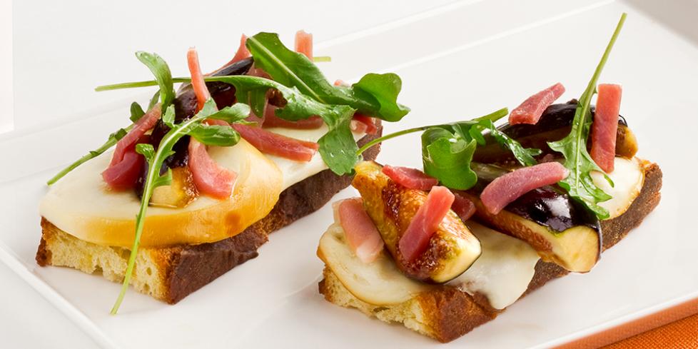 Crostini with smoked provolone, prosciutto, rocket and fresh figs