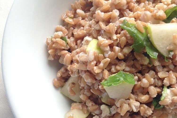 Salad of spelt gorgonzola pears and walnuts