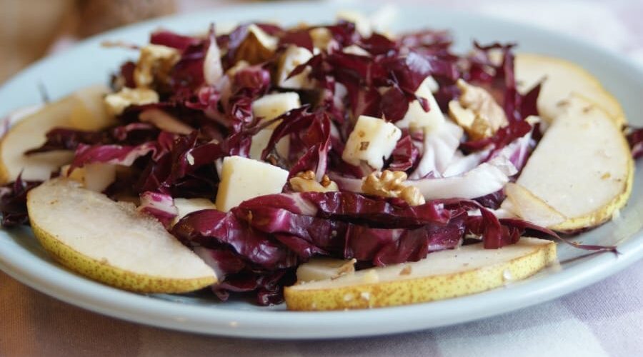 Radicchio salad with pears and Gorgonzola